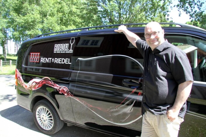 Svein Lindin foran bilen som brukes til utleie av glass. (Foto: Morten Holt) Svein Lindin foran bilen som brukes til utleie av glass. (Foto: Morten Holt)