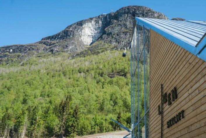 Pendelbanen er en av de bratteste i hele verden. Turen opp tar drøye fem minutter. (Foto: Bård Basberg/Loen Skylift) Pendelbanen er en av de bratteste i hele verden. Turen opp tar drøye fem minutter. (Foto: Bård Basberg/Loen Skylift)