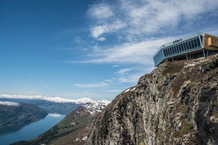 Panoramautsikt fra restauranten på toppen av Hoven (1011 moh.). (Foto: Bård Basberg/Loen Skylift) Panoramautsikt fra restauranten på toppen av Hoven (1011 moh.). (Foto: Bård Basberg/Loen Skylift)