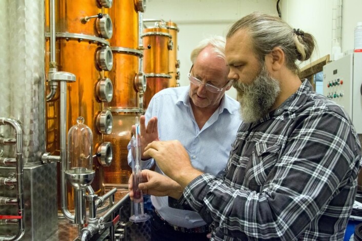 Eyvind Hellstrøm og Stig Bareksten (OSS Craft Distillery i Bergen) i aksjon i Det Norske Brenneris lokaler. (Foto: Det Norske Brenneri/Moestue) Eyvind Hellstrøm og Stig Bareksten (OSS Craft Distillery i Bergen) i aksjon i Det Norske Brenneris lokaler. (Foto: Det Norske Brenneri/Moestue)