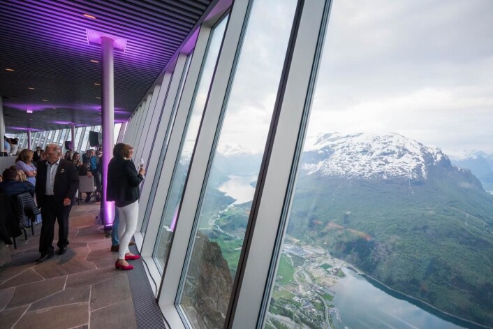 Utsikten fra restauranten. (Foto: Bård Basberg/Loen Skylift) Utsikten fra restauranten. (Foto: Bård Basberg/Loen Skylift)