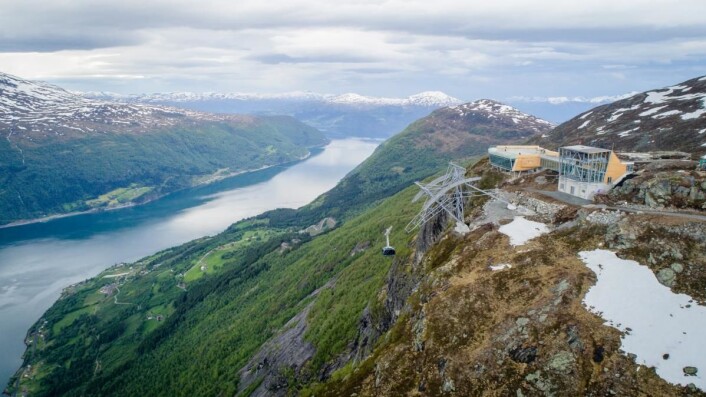 Hele regionen har fått et løft med den nye pendelbanen. (Foto: Lars Korvald/Loen Skylift) Hele regionen har fått et løft med den nye pendelbanen. (Foto: Lars Korvald/Loen Skylift)
