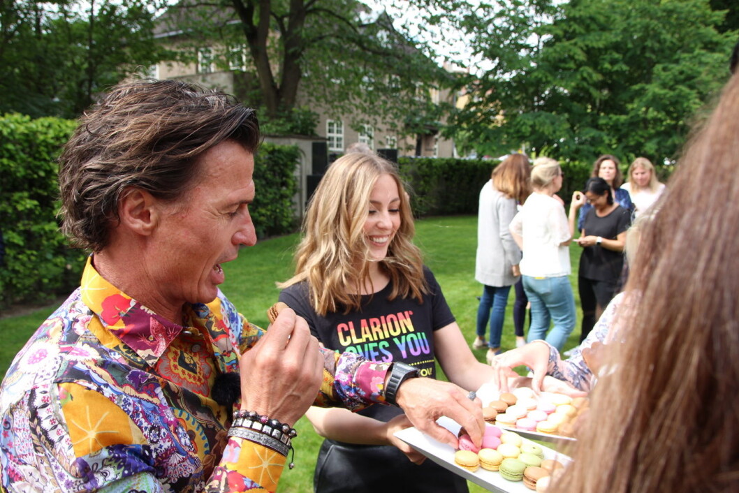 Petter Stordalen var med da Nordic Choice Hotels heiste Pride-flagget på Nordic Choice Hotels hovedkvarter på Frogner i Oslo 26. juni 2017. (Foto: Nordic Choice Hotels) Petter Stordalen var med da Nordic Choice Hotels heiste Pride-flagget på Nordic Choice Hotels hovedkvarter på Frogner i Oslo 26. juni 2017. (Foto: Nordic Choice Hotels)