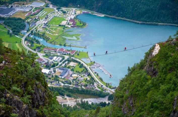 Via Ferrata Loen krysser Gjølmunnebrua. (Foto: Sverre Hjørnevik/Fjord-Norway/Loen Skylift) Via Ferrata Loen krysser Gjølmunnebrua. (Foto: Sverre Hjørnevik/Fjord-Norway/Loen Skylift)