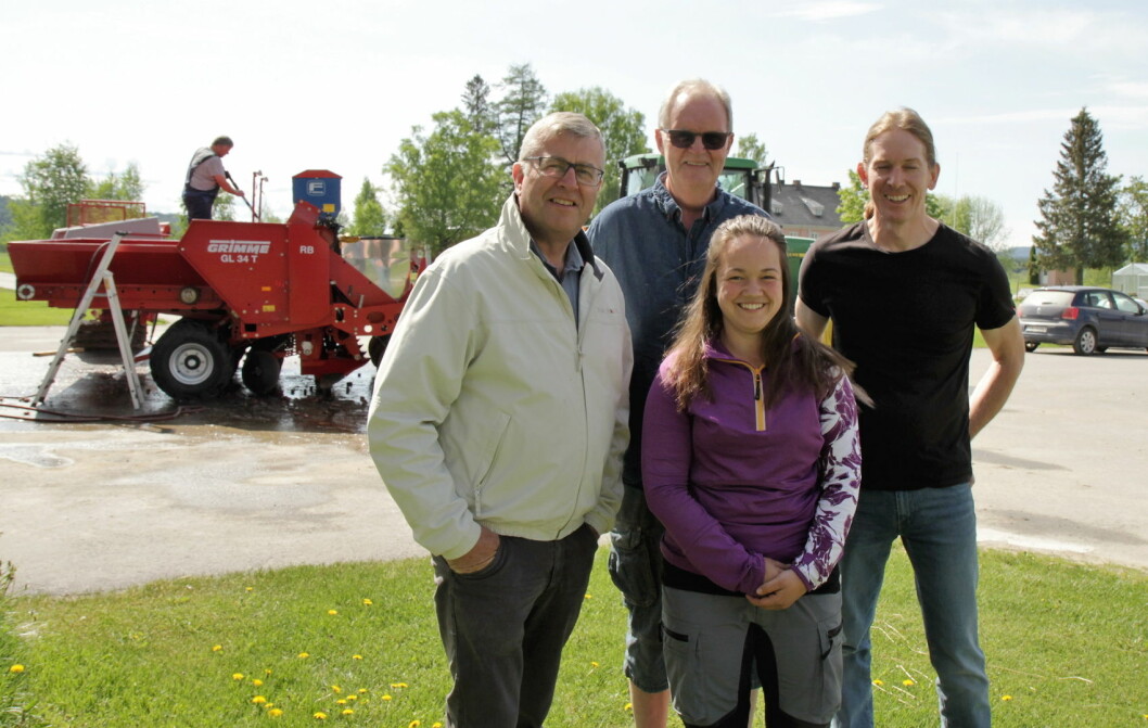 Asbjørn Holmen (fra venstre), Roy Utgaard, Camilla Bye og, Are Sætre i prosjektgruppa ønsker velkommen til Potato Scandinavia på Grinder Gård 17. august. (Foto: Hans Degerdal)