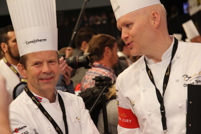 Charles Tjessem (til høyre) ble Norges tredje vinner i Bocuse d'Or, da han vant i 2003. Her sammen med Norges første medaljevinner i konkurransen, Lars Erik Underthun, som tok sølv i 1991. (Foto: Morten Holt) Charles Tjessem (til høyre) ble Norges tredje vinner i Bocuse d'Or, da han vant i 2003. Her sammen med Norges første medaljevinner i konkurransen, Lars Erik Underthun, som tok sølv i 1991. (Foto: Morten Holt)