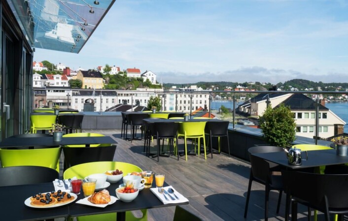 Frokost med utsikt hos fylkesvinner i Aust-Agder, Thon Hotel Arendal. (Foto: Thon Hotels) Frokost med utsikt hos fylkesvinner i Aust-Agder, Thon Hotel Arendal. (Foto: Thon Hotels)