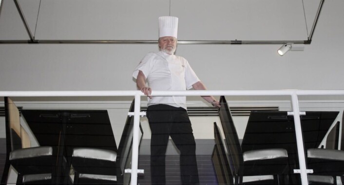 – Jeg har sagt til F&B-ansvarlig på hotellet at jeg skal jobbe til jeg er i hvert fall 70 år, men det kan jo hende jeg tar på meg noen vakter etter dette også, sier Kråkvik. (Foto: Quality Hotel Panorama) – Jeg har sagt til F&B-ansvarlig på hotellet at jeg skal jobbe til jeg er i hvert fall 70 år, men det kan jo hende jeg tar på meg noen vakter etter dette også, sier Kråkvik. (Foto: Quality Hotel Panorama)
