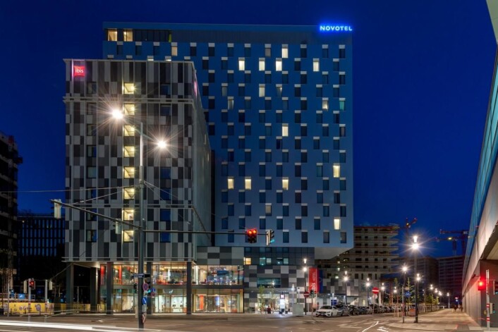 De to hotellene ligger tett inntil hverandre, og er forbundet med en felles terrasse. (Foto: AccorHotels) De to hotellene ligger tett inntil hverandre, og er forbundet med en felles terrasse. (Foto: AccorHotels)