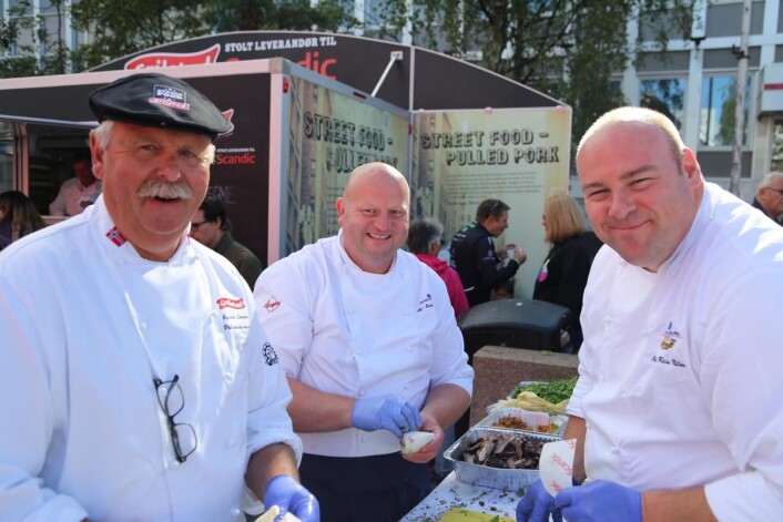 Mange kokker bidro til grillfesten i Tromsø. Her er Grilstad og Haugen -Gruppen representert. (Foto: Scandic Hotels) Mange kokker bidro til grillfesten i Tromsø. Her er Grilstad og Haugen -Gruppen representert. (Foto: Scandic Hotels)