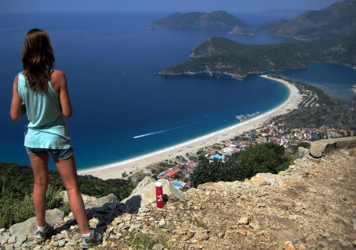Ölüdeniz-stranden med den spesielle halvøya og lagunen er et populært reisemål i Tyrkia. (Foto: Morten Holt) Ölüdeniz-stranden med den spesielle halvøya og lagunen er et populært reisemål i Tyrkia. (Foto: Morten Holt)
