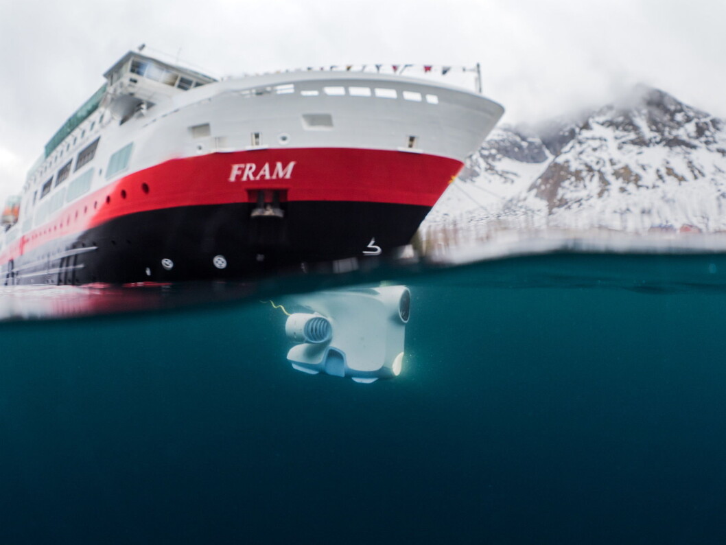 Her utforsker en Blueye undervannsdrone farvannet ved ekspedisjonsskipet MS Fram utenfor norskekysten i vår. Nå skal Hurtigruten ta den norskutviklede dronen ut på verdenshavene. (Foto: Blueye/Hurtigruten) Her utforsker en Blueye undervannsdrone farvannet ved ekspedisjonsskipet MS Fram utenfor norskekysten i vår. Nå skal Hurtigruten ta den norskutviklede dronen ut på verdenshavene. (Foto: Blueye/Hurtigruten)