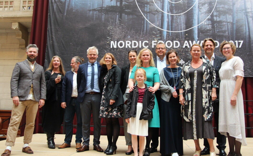 Alle de norske nominerte under Embla-gallaen i København. Jurymedlem Even Ramsvik til venstre, og prisvinnerne Geitmyra i midten av bildet. (Foto: Norges Bondelag) Alle de norske nominerte under Embla-gallaen i København. Jurymedlem Even Ramsvik til venstre, og prisvinnerne Geitmyra i midten av bildet. (Foto: Norges Bondelag)