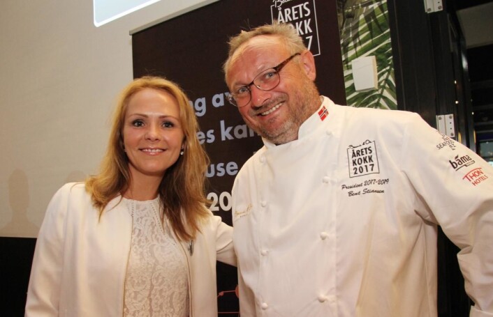 Kulturminister Linda Hofstad Helleland trakk startrekkefølgen. Her sammen med president for Stiftelsen Bocuse d'Or Norge, Bent Stiansen. Hofstad Helleland avslørte også at det er opprettet et Ingrid Espelid Hovig-stipend på 100 000 kroner til vinneren av Årets kokk. (Foto: Morten Holt) Kulturminister Linda Hofstad Helleland trakk startrekkefølgen. Her sammen med president for Stiftelsen Bocuse d'Or Norge, Bent Stiansen. Hofstad Helleland avslørte også at det er opprettet et Ingrid Espelid Hovig-stipend på 100 000 kroner til vinneren av Årets kokk. (Foto: Morten Holt)