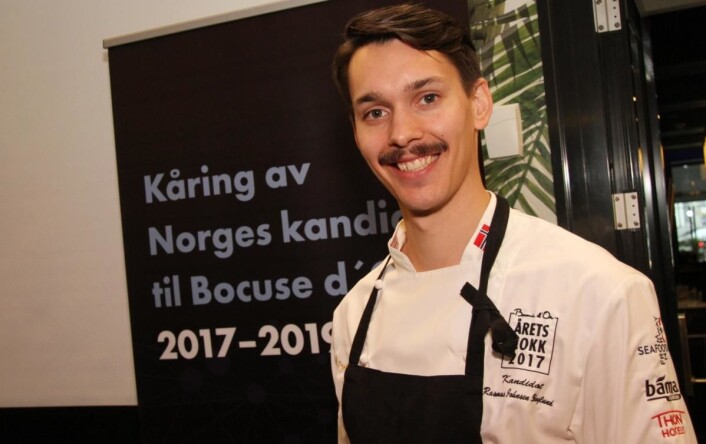 Rasmus Johnsen Skoglund vant Arktisk kokk i 2012, men er nok den mest ukjente blant de fem finalistene i Årets kokk 2017. Han er én av tre deltakere fra Bodø. (Foto: Morten Holt) Rasmus Johnsen Skoglund vant Arktisk kokk i 2012, men er nok den mest ukjente blant de fem finalistene i Årets kokk 2017. Han er én av tre deltakere fra Bodø. (Foto: Morten Holt)