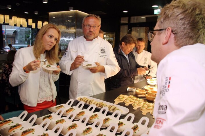 Karl Erik Pallesen (til høyre) var coach for Christopher W. Davidsen da han vant Årets kokk 2015. Denne gangen er han coach for Christian A. Pettersen, som ble nummer to i 2015. Her serverer Pallesen smaksprøver til kulturminister Linda Hofstad Helleland og Bent Stiansen. (Foto: Morten Holt) Karl Erik Pallesen (til høyre) var coach for Christopher W. Davidsen da han vant Årets kokk 2015. Denne gangen er han coach for Christian A. Pettersen, som ble nummer to i 2015. Her serverer Pallesen smaksprøver til kulturminister Linda Hofstad Helleland og Bent Stiansen. (Foto: Morten Holt)