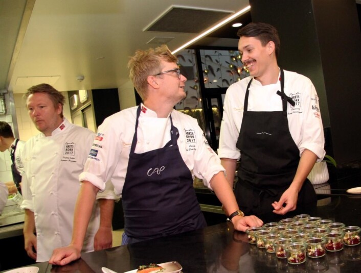 Rasmus Johnsen Skoglund i samtale med Karl Erik Pallesen, som er coach for Skoglunds kamerat og konkurrent Christian A. Pettersen. Til venstre faglig leder Gunnar Hvarnes. (Foto: Morten Holt) Rasmus Johnsen Skoglund i samtale med Karl Erik Pallesen, som er coach for Skoglunds kamerat og konkurrent Christian A. Pettersen. Til venstre faglig leder Gunnar Hvarnes. (Foto: Morten Holt)