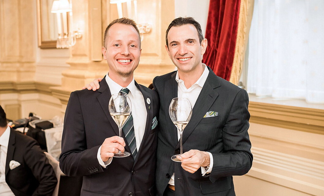 Den danske vinneren Jimmi Hansen sammen med ett av jurymedlemmene, Juha Lihtonen. (Foto: Arrangøren) Den danske vinneren Jimmi Hansen sammen med ett av jurymedlemmene, Juha Lihtonen. (Foto: Arrangøren)
