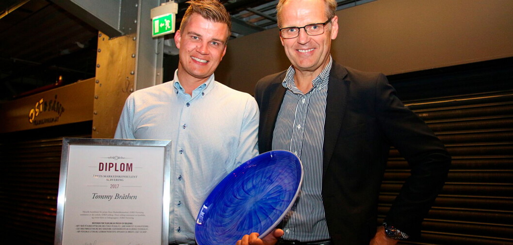 Tommy Bråthen (til venstre) fikk overrakt prisen av salgsdirektør Karl Wethal. (Foto Asko/Nils Henrik Sjo) Tommy Bråthen (til venstre) fikk overrakt prisen av salgsdirektør Karl Wethal. (Foto Asko/Nils Henrik Sjo)