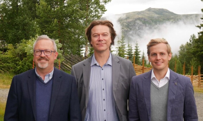Hotellsjef Ole P. Christensen (fra venstre), markedssjef Ole T. Hoelseth og markedsmedarbeider Michael Aasheim opplyser at oppgraderingen av hotellet fortsetter. (Foto: Verena Steinacher/Rondane Høyfjellshotell) Hotellsjef Ole P. Christensen (fra venstre), markedssjef Ole T. Hoelseth og markedsmedarbeider Michael Aasheim opplyser at oppgraderingen av hotellet fortsetter. (Foto: Verena Steinacher/Rondane Høyfjellshotell)