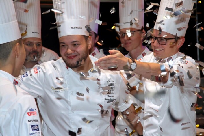 Det er klart. Christian A. Pettersen er Norges neste Bocuse d'Or-kokk. Coach Karl Erik Pallesen og commis Kim Iamram nyter øyebilkket. (Foto: Morten Holt) Det er klart. Christian A. Pettersen er Norges neste Bocuse d'Or-kokk. Coach Karl Erik Pallesen og commis Kim Iamram nyter øyebilkket. (Foto: Morten Holt)