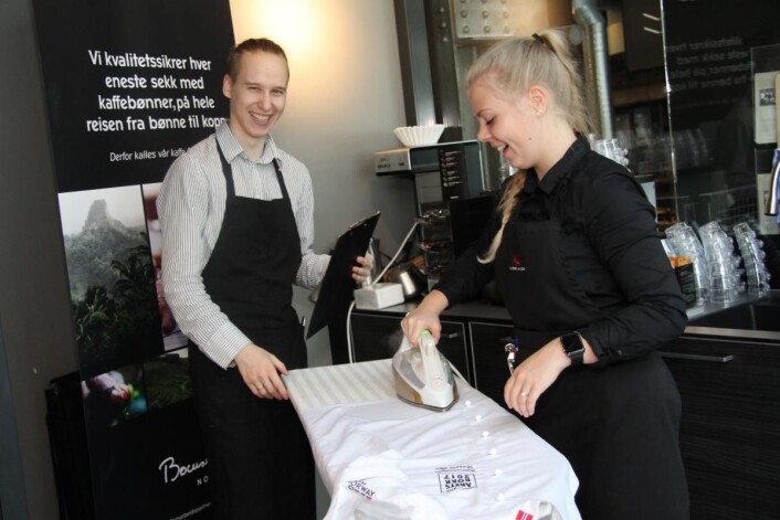 Lærling Miriam Dale hos Kulinarisk Akademi sørger for at en av ekspertkommentatorene under Årets kokk 2017, Harald Osa, får en nystrøket og klar kokkeskjorte til finalen tirsdag. Til venstre restaurantsjef for KA i Mathallen, Michael Sommarset. (Foto: Morten Holt) Lærling Miriam Dale hos Kulinarisk Akademi sørger for at en av ekspertkommentatorene under Årets kokk 2017, Harald Osa, får en nystrøket og klar kokkeskjorte til finalen tirsdag. Til venstre restaurantsjef for KA i Mathallen, Michael Sommarset. (Foto: Morten Holt)