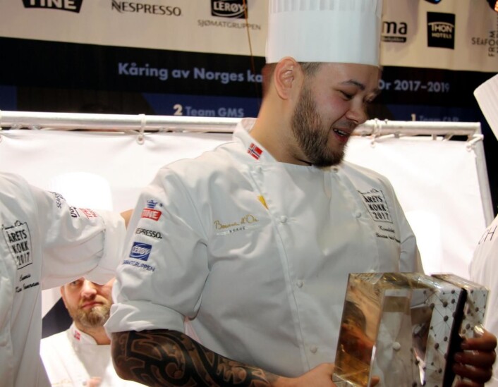 Det var en tydelig rørt Christian A. Pettersen som vant Årets kokk. Knallhard jobbing gjennom mange år har gitt resultater. Nå blir han Bocuse d'Or-kokk. (Foto: Morten Holt) Det var en tydelig rørt Christian A. Pettersen som vant Årets kokk. Knallhard jobbing gjennom mange år har gitt resultater. Nå blir han Bocuse d'Or-kokk. (Foto: Morten Holt)