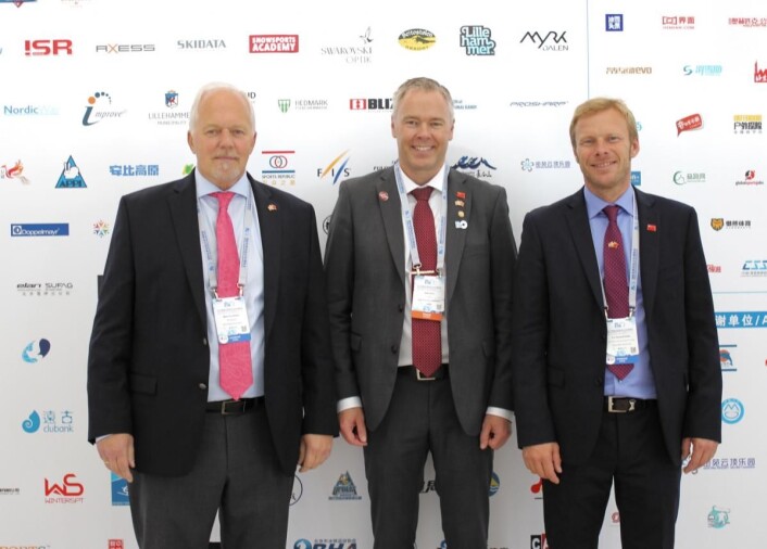 Beitostølen-delegasjon i Kina. Fra venstre PR-strateg Bjørn B Jacobsen (DestinasjonsKirurgene), direktør Atle Hovi, Beitostølen Resort og sjef for Beitostølen Aktiv&Skiskole, Tor Håvard Kolbu. Som vi ser av fotoveggen er Beitostølen i godt selskap, med destinasjoner som Davos og St. Moritz, og med Swarovski-logoen ved siden av Resort-logoen. Hele verdens turistindustri står og banker på dørene til det gedigne kinesiske markedet. (Foto: DestinasjonsKirurgene) Beitostølen-delegasjon i Kina. Fra venstre PR-strateg Bjørn B Jacobsen (DestinasjonsKirurgene), direktør Atle Hovi, Beitostølen Resort og sjef for Beitostølen Aktiv&Skiskole, Tor Håvard Kolbu. Som vi ser av fotoveggen er Beitostølen i godt selskap, med destinasjoner som Davos og St. Moritz, og med Swarovski-logoen ved siden av Resort-logoen. Hele verdens turistindustri står og banker på dørene til det gedigne kinesiske markedet. (Foto: DestinasjonsKirurgene)