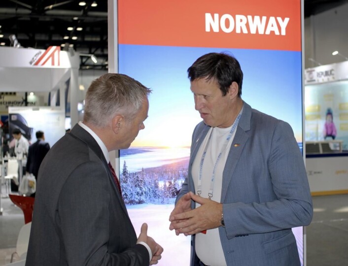 Idrettspresident Tom Tvedt (til høyre) deltok også på World Winter Sports Expo2017 i Beijing, sammen med kommunikasjonssjef Nils Røine og internasjonal koordinator, Magnus Sverdrup. Her i samtale med Atle Hovi fra Beitostølen Resort. (Foto: DestinasjonsKirurgene) Idrettspresident Tom Tvedt (til høyre) deltok også på World Winter Sports Expo2017 i Beijing, sammen med kommunikasjonssjef Nils Røine og internasjonal koordinator, Magnus Sverdrup. Her i samtale med Atle Hovi fra Beitostølen Resort. (Foto: DestinasjonsKirurgene)