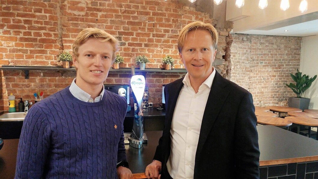 Knut Erik Ringnes (til venstre) og administrerende direktør i Ringnes AS, Anders Røed. (Foto: Ringnes Gård) Knut Erik Ringnes (til venstre) og administrerende direktør i Ringnes AS, Anders Røed. (Foto: Ringnes Gård)