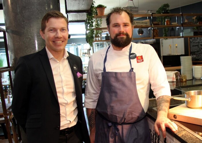 Kjøkkensjef Tommy Olsen (til høyre) la ut direktørstillingen i stedet for en ny konditorstilling på Clarion Hotel The Edge. (Foto: Morten Holt) Kjøkkensjef Tommy Olsen (til høyre) la ut direktørstillingen i stedet for en ny konditorstilling på Clarion Hotel The Edge. (Foto: Morten Holt)