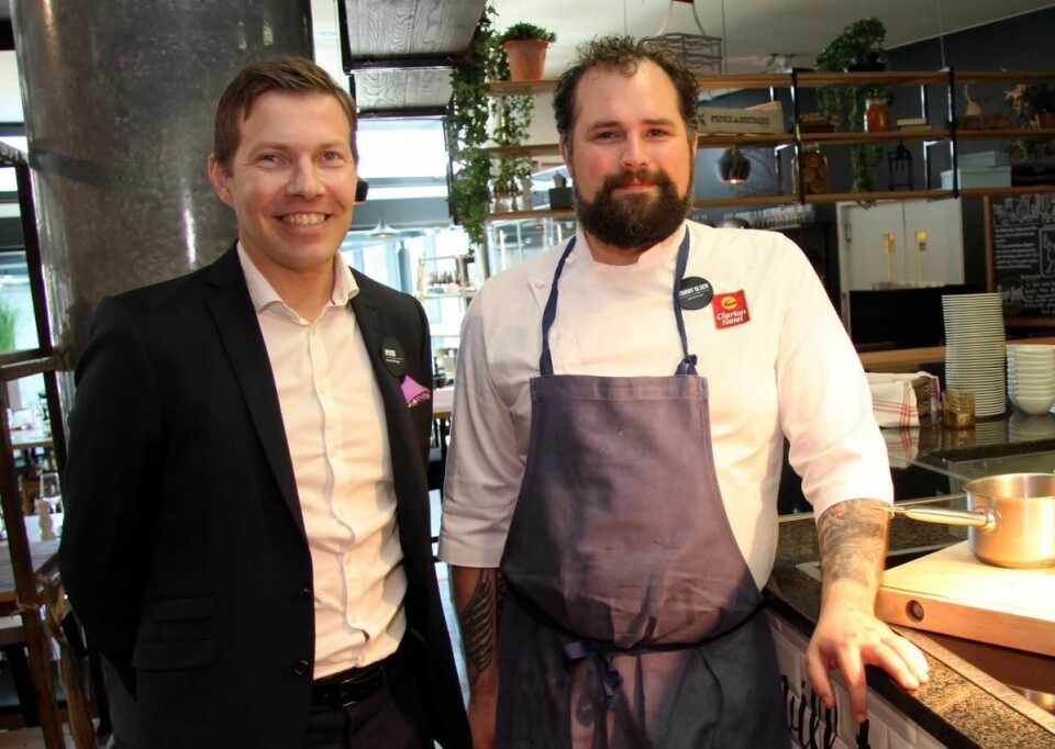 Kjøkkensjef Tommy Olsen (til høyre) la ut direktørstillingen i stedet for en ny konditorstilling på Clarion Hotel The Edge. (Foto: Morten Holt)