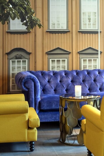 Lobbyen på Thon Hotel Nidaros har mange unike detaljer, blant annet en vegg tapetsert med bilde av Stiftsgården i Trondheim. (Foto: Thon Hotels) Lobbyen på Thon Hotel Nidaros har mange unike detaljer, blant annet en vegg tapetsert med bilde av Stiftsgården i Trondheim. (Foto: Thon Hotels)