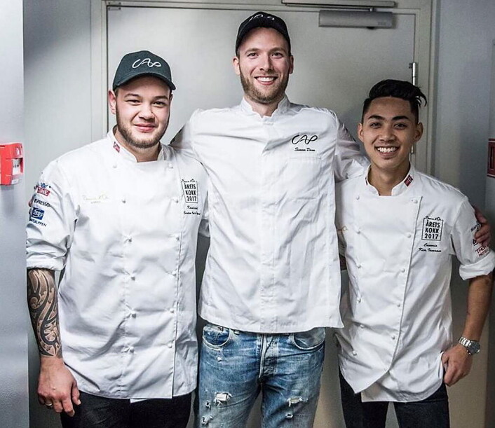 Simon Engen (midten) var en viktig støttespiller for Christian A. Pettersen og commis Kim Iamram i oppkjøringen mot Årets kokk 2017, som endte med seier. En drøy uke senere endte Engen selv på toppen av pallen, i Arktisk Kokk 2017. (Foto: Hundholmen Brygghus & Gastropub) Simon Engen (midten) var en viktig støttespiller for Christian A. Pettersen og commis Kim Iamram i oppkjøringen mot Årets kokk 2017, som endte med seier. En drøy uke senere endte Engen selv på toppen av pallen, i Arktisk Kokk 2017. (Foto: Hundholmen Brygghus & Gastropub)