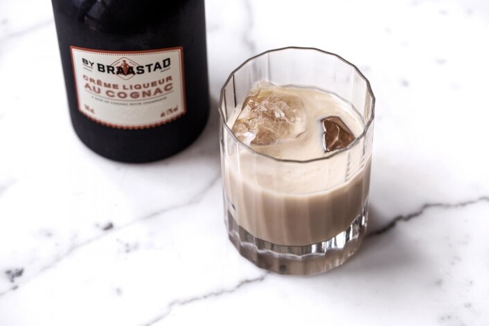 Braastad Crème Liqueur kan med fordel nytes i et glass med noen isbiter. (Foto: Braastad/Arcus) Braastad Crème Liqueur kan med fordel nytes i et glass med noen isbiter. (Foto: Braastad/Arcus)