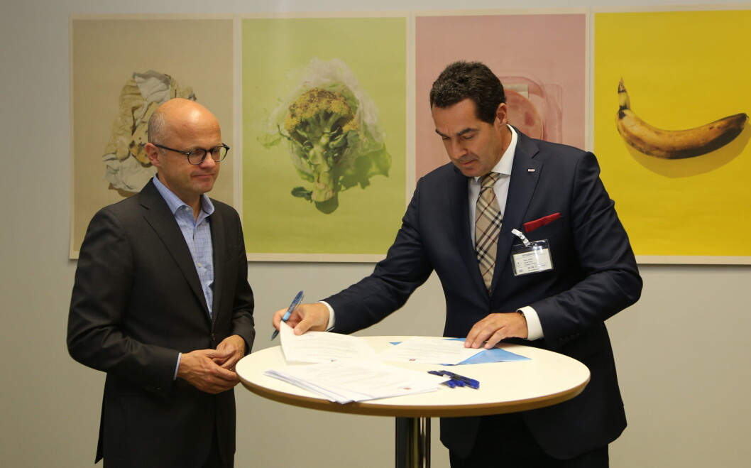 Direktør for mat og drikke i Scandic Hotels Norge, Morten Malting signerer avtalen med klima og miljøminister Vidar Helgesen. (Foto: Scandic Hotels). Direktør for mat og drikke i Scandic Hotels Norge, Morten Malting signerer avtalen med klima og miljøminister Vidar Helgesen. (Foto: Scandic Hotels).