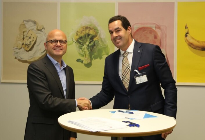 Direktør for mat og drikke i Scandic Hotels Norge, Morten Malting signerer avtalen med klima og miljøminister Vidar Helgesen. (Foto: Scandic Hotels). Direktør for mat og drikke i Scandic Hotels Norge, Morten Malting signerer avtalen med klima og miljøminister Vidar Helgesen. (Foto: Scandic Hotels).