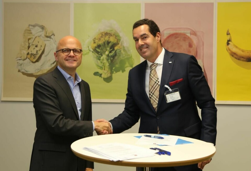 Direktør for mat og drikke i Scandic Hotels Norge, Morten Malting signerer avtalen med klima og miljøminister Vidar Helgesen. (Foto: Scandic Hotels).
