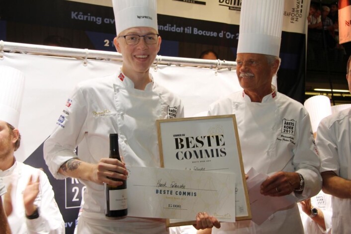 Henrik Falkensten ble kåret til beste commis under Årets kokk 2015. Her sammen med danske Jens Peter Kolbeck under kåringen 12. september. (Foto: Morten Holt) Henrik Falkensten ble kåret til beste commis under Årets kokk 2015. Her sammen med danske Jens Peter Kolbeck under kåringen 12. september. (Foto: Morten Holt)