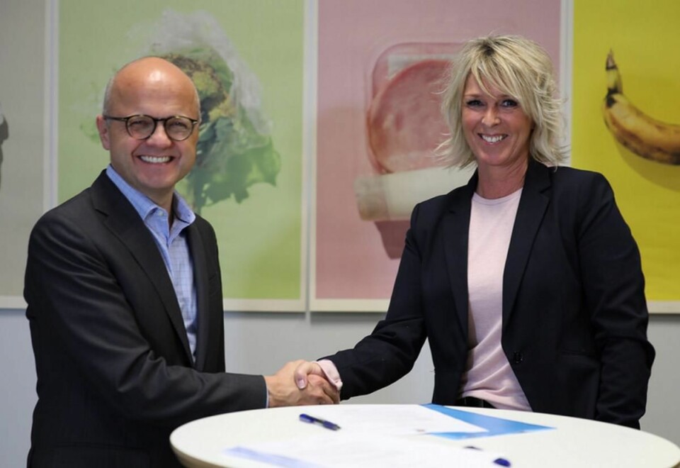 Driftskoordinator hos Thon Hotels, Kari-Lise Lind, leverte den signerte tilslutningserklæringen til klima- og miljøminister Vidar Helgesen. (Foto: Snorre Tønset)