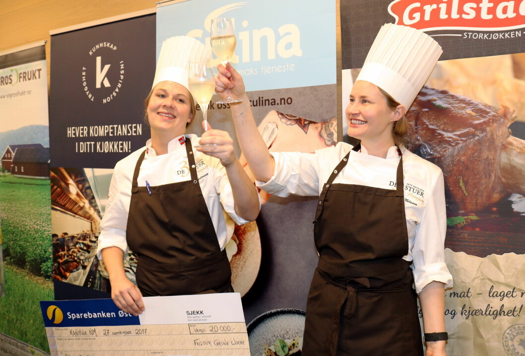 Idunn Nilsen (til høyre) og Camilla Berg Mårtensson fra De 3 Stuer er historiens første vinnere av kantine-NM. (Foto: Arrangøren/Nina Borgen)