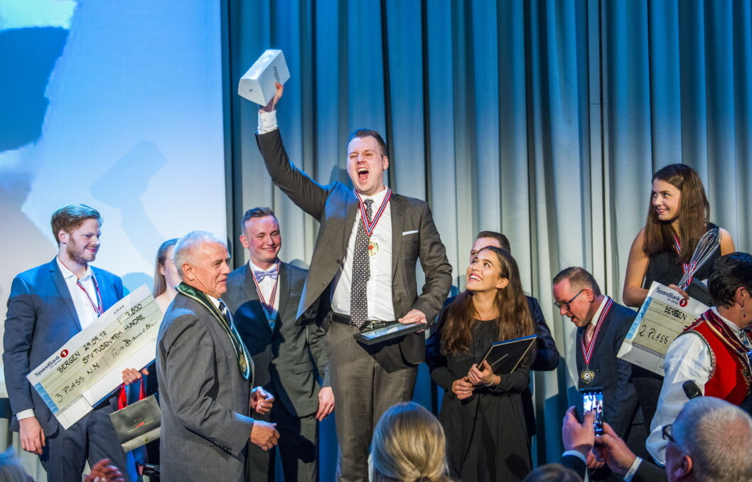 Kjell Patrick Ørmen Johnsen er vinner av NM i kokkekunst 2017. Bronsevinner Odd Ivar Jørgensen til venstre og sølvvinner Runa Kvendseth helt til høyre. Like til høyre for Ørmen Johnsen hans commis Live Krangnes Edvardsen. (Foto: Fredrik Ringe/NKL) Kjell Patrick Ørmen Johnsen er vinner av NM i kokkekunst 2017. Bronsevinner Odd Ivar Jørgensen til venstre og sølvvinner Runa Kvendseth helt til høyre. Like til høyre for Ørmen Johnsen hans commis Live Krangnes Edvardsen. (Foto: Fredrik Ringe/NKL)