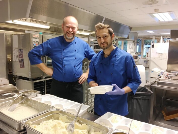 Ronald Takke (til venstre) er tildelt Matomsorgsprisen i 2017. Her sammen med Diego Noua Castillo på Glomstua omsorgssenter. (Foto: Elisabeth Strøm) Ronald Takke (til venstre) er tildelt Matomsorgsprisen i 2017. Her sammen med Diego Noua Castillo på Glomstua omsorgssenter. (Foto: Elisabeth Strøm)
