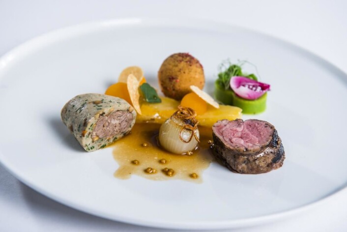 Kjell Patrick Ørmen Johnsen hovedrett av Gilde-lam fra Hardanger: Rull av lam på ribbe og filet i kombinasjon med sopp og aromater. Erte-flan med løk i variasjon, som syltet, smørstekt og fritert. Potet- og gresskarterrin med syrlig gresskar, og lammebrisselfrikassè i sprø skorpe. Lammesjy tilsmakt med sennepsfrø og bakt lammefett. . (Foto: Fredrik Ringe) Kjell Patrick Ørmen Johnsen hovedrett av Gilde-lam fra Hardanger: Rull av lam på ribbe og filet i kombinasjon med sopp og aromater. Erte-flan med løk i variasjon, som syltet, smørstekt og fritert. Potet- og gresskarterrin med syrlig gresskar, og lammebrisselfrikassè i sprø skorpe. Lammesjy tilsmakt med sennepsfrø og bakt lammefett. . (Foto: Fredrik Ringe)