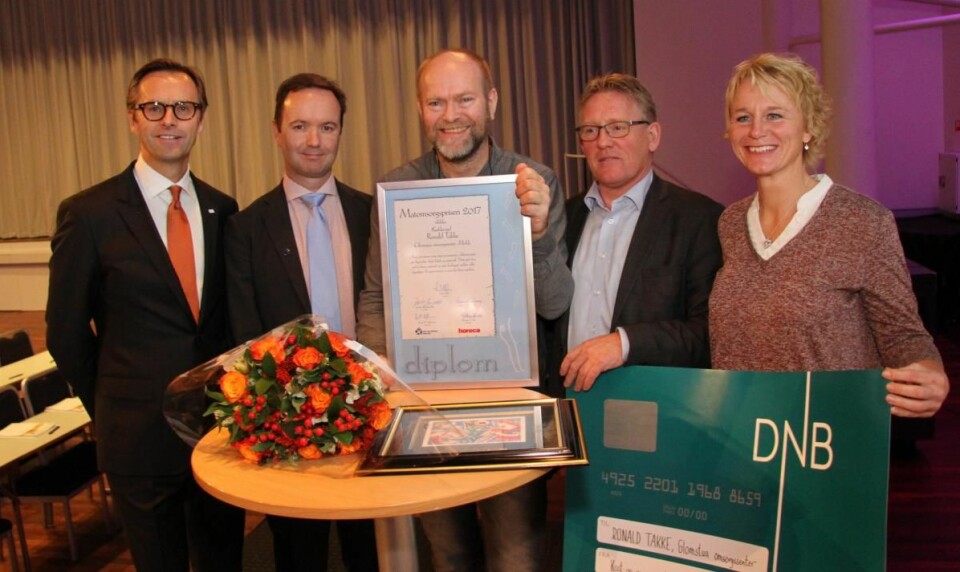 Ronald Takke (midten) sammen med juryen for Matomsorgsprisen. (Foto: Morten Holt)