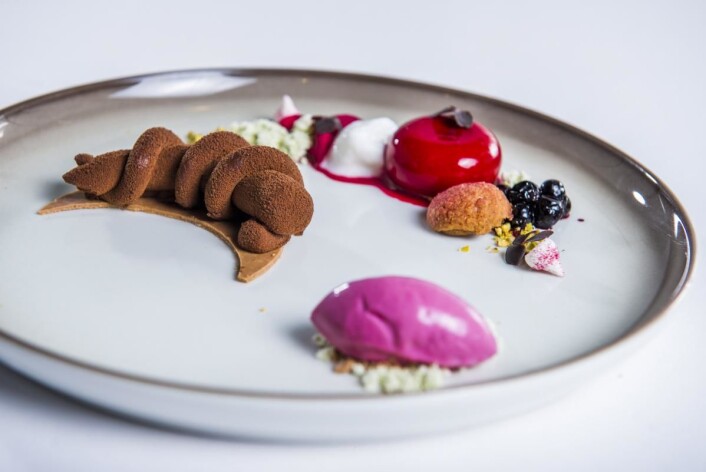 Kjell Patrick Ørmen Johnsens dessert: Andoa lactee sjokolade cremeaux på sprø bunn. Honningmarinert rødbete fylt med krem av seterrømme tilsmakt kanel. Pistasjkrokan, marengs og vannbakkels med salt karamell. Rødbetglasert rømmepudding med sitronskum, solbær og skogsyresnø. Rødbete- og rømmesorbet. (Foto: Fredrik Ringe) Kjell Patrick Ørmen Johnsens dessert: Andoa lactee sjokolade cremeaux på sprø bunn. Honningmarinert rødbete fylt med krem av seterrømme tilsmakt kanel. Pistasjkrokan, marengs og vannbakkels med salt karamell. Rødbetglasert rømmepudding med sitronskum, solbær og skogsyresnø. Rødbete- og rømmesorbet. (Foto: Fredrik Ringe)