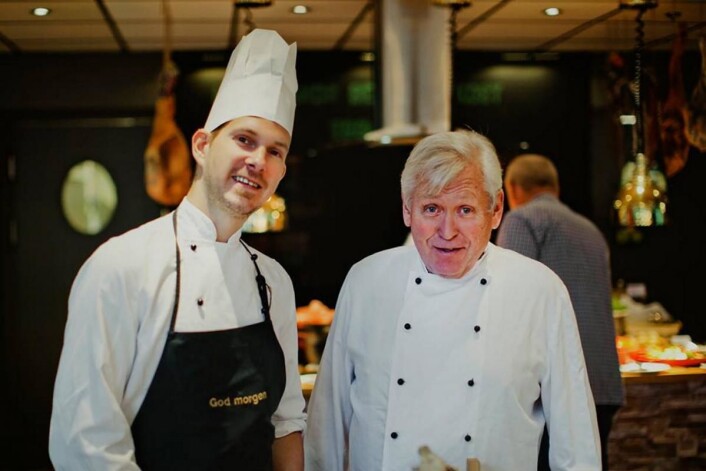 Hedersprisvinner Bengt Bjørsvik på Scandic Byparken i Bergen sammen med F&B-manager Kenneth Kolden. (Foto: Scandic Hotels) Hedersprisvinner Bengt Bjørsvik på Scandic Byparken i Bergen sammen med F&B-manager Kenneth Kolden. (Foto: Scandic Hotels)