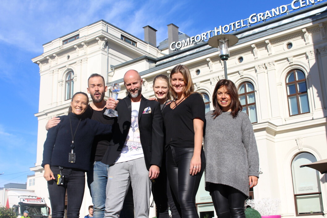 Oslohotellet Comfort Hotel Grand Central gikk av med seieren da Choice Hotels International kåret Europas beste Comfort-hotell. Her hotelldirektør på Comfort Hotel Grand Central, Robert Holan, og Nordic Choice Hotels Deputy CEO, Bjørn Arild Wisth. (Foto: Nordic Choice Hotels) Oslohotellet Comfort Hotel Grand Central gikk av med seieren da Choice Hotels International kåret Europas beste Comfort-hotell. Her hotelldirektør på Comfort Hotel Grand Central, Robert Holan, og Nordic Choice Hotels Deputy CEO, Bjørn Arild Wisth. (Foto: Nordic Choice Hotels)