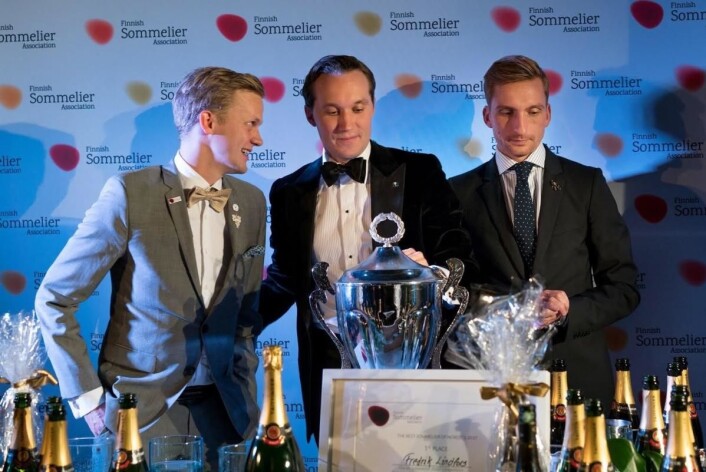 De tre beste i Nordisk mesterskap for vinkelnere 2017. Fra venstre sølvvinner Henrik Dahl Jahnsen, vinner Fredrik Lindfors og bronsevinner Rasmus Marqvart. (Foto; Norsk vinkelnerforening) De tre beste i Nordisk mesterskap for vinkelnere 2017. Fra venstre sølvvinner Henrik Dahl Jahnsen, vinner Fredrik Lindfors og bronsevinner Rasmus Marqvart. (Foto; Norsk vinkelnerforening)