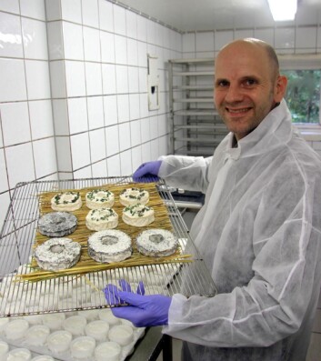 Bo Jensen lager all ost for hånd. (Foto: Morten Holt)